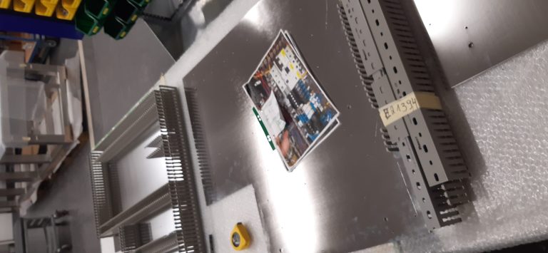 SISBRAT-Team bei der Verdrahtung und mechanischen Montage des ersten Schaltschranks