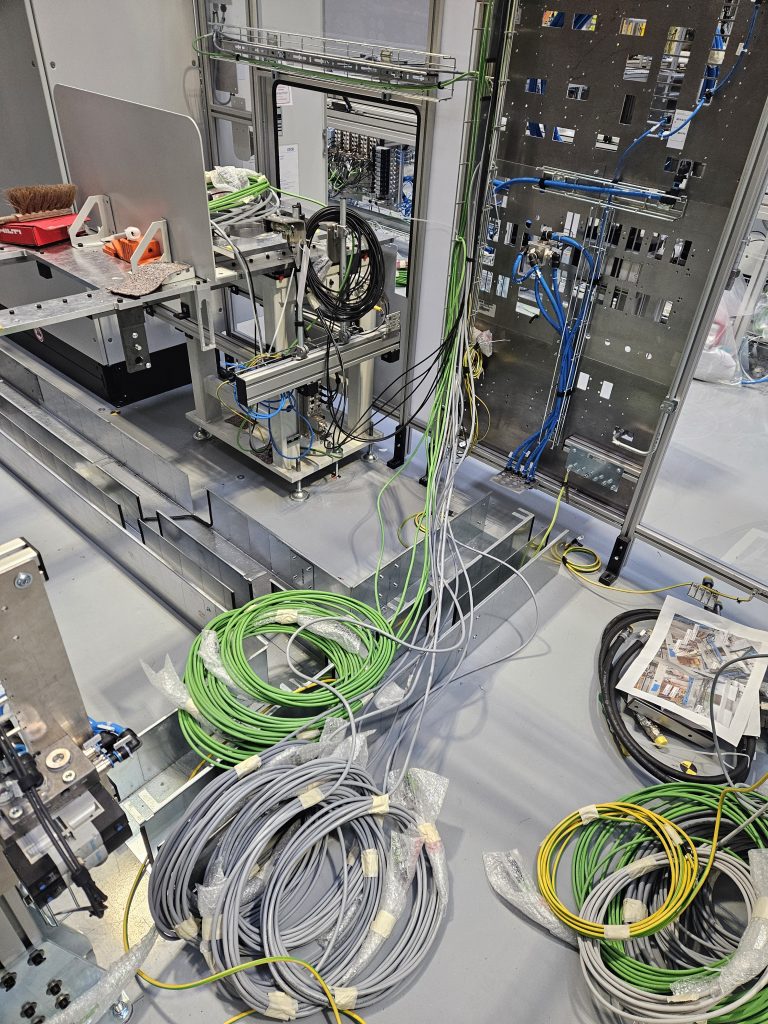 Unsere Techniker führen die Inbetriebnahme industrieller Anlagen direkt beim Kunden durch – professionell, zuverlässig und normgerecht