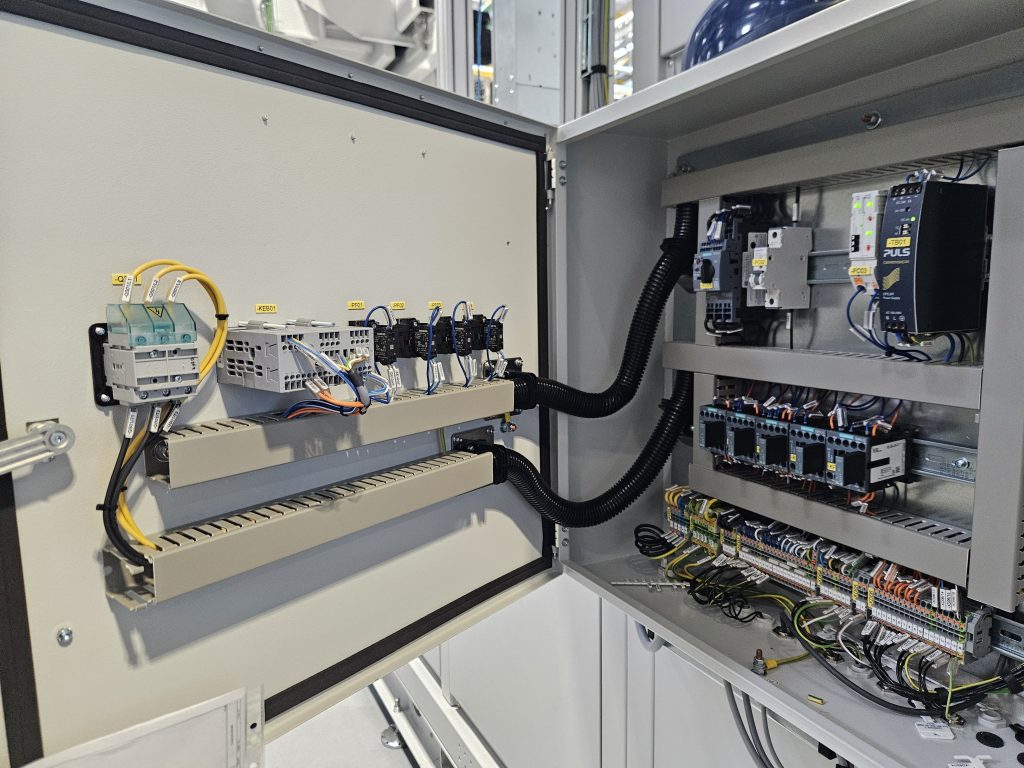 Präzise Verdrahtung und Anschlussarbeiten nach DIN EN 61439 – Schaltschrankbau in Polen